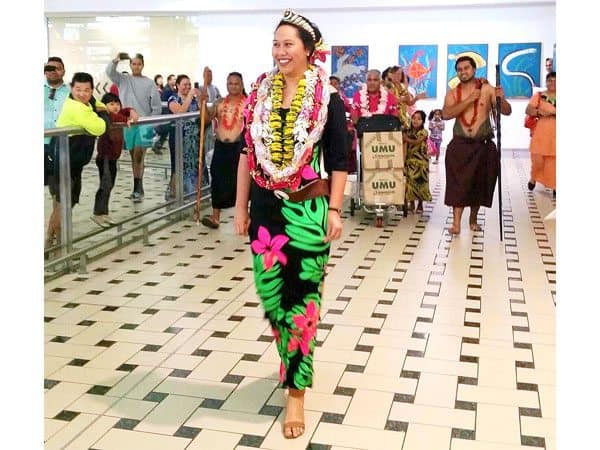 Miss Samoa Ariana Taufao, a o faatalia e ona aiga ma le mamalu o le atunuu i le malaevaalele i Brisbane (photo by Eseta Frost)